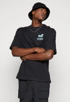 YOURTURN Chest Tee Unisex - T-Shirt Print - 802 - Black -Modieuze Herenkleding 0df043f7336d4498b652bc179d5ab6ee