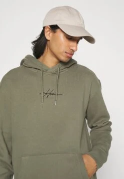 Hollister Co. Summer Icon Unisex - Hoodie - Olive 11 Hollister Co. Summer Icon Unisex - Hoodie - Olive -Modieuze Herenkleding 1d75c77c6c3341e8af5727c10850ddec