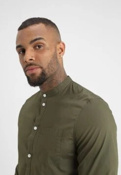 Pier One Muscle Fit Stand- Overhemd - Oliv -Modieuze Herenkleding 259eaf52e4d4427a96fee394df68933f