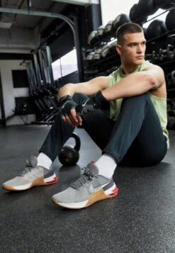 Nike Performance Metcon 8 Unisex - Trainingsschoen - Flat Pewter/Phantom/Med Brown/Light Crimson/Adobe/Cobblestone -Modieuze Herenkleding 2b2c2b82a3364cf8bb25baba33305e5d