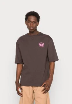 YOURTURN Nostalgia Future Tee Unisex - T-Shirt Print - Brown -Modieuze Herenkleding 36f7e96f8ea14564abd417ba45e7ff27