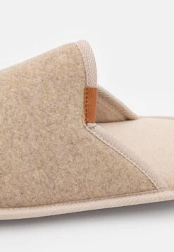 Pier One Pantoffels - Beige -Modieuze Herenkleding 4bb8e183218649be8d160cd154643fa0