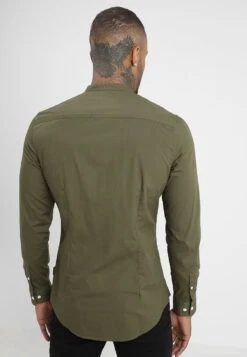 Pier One Muscle Fit Stand- Overhemd - Oliv -Modieuze Herenkleding 6203a98ce2074a57aa2427fe331f99cb