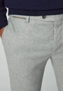 Hackett London Broken Twill Trs - Broek - Light Grey 11 Hackett London Broken Twill Trs - Broek - Light Grey -Modieuze Herenkleding 7267bd1bba90424bb9c0988b90ba15b6