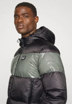 EA7 Emporio Armani Jacket - Winterjas - Black -Modieuze Herenkleding 811cadeb298e43d79cd9759bc9828f6c