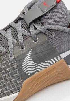 Nike Performance Metcon 8 Unisex - Trainingsschoen - Flat Pewter/Phantom/Med Brown/Light Crimson/Adobe/Cobblestone -Modieuze Herenkleding 8653a01698a24a95a9623ef62e1b4c07