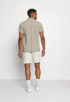 Redefined Rebel Joey - Shorts - Stone -Modieuze Herenkleding b6ace980bce443f1ad2be8177eefaa98