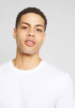 Pier One 3 Pack - T-Shirt Basic - White/Dark Blue/Red 11 Pier One 3 Pack - T-Shirt Basic - White/Dark Blue/Red -Modieuze Herenkleding bb58520a3fdd4addbd204975d9a479ed