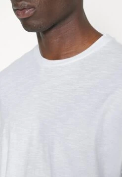 DRYKORN Eros - T-Shirt Basic - White 13 DRYKORN Eros - T-Shirt Basic - White -Modieuze Herenkleding d39c06f4781743448f30018aac51f288